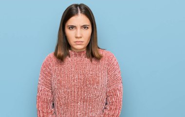 Gündelik kıyafetler giyen, kuşkucu ve gergin genç ve güzel bir kadın sorun yüzünden üzgün. negatif kişi. 