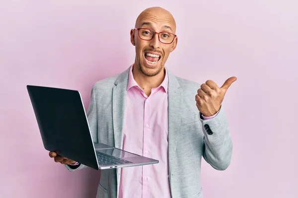 Bald Man Beard Holding Laptop Pointing Thumb Side Smiling Happy — Stock Photo, Image