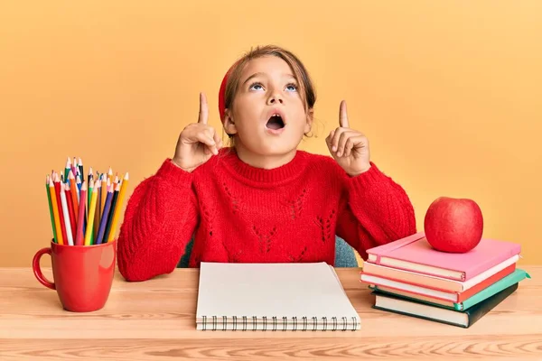 Klein Mooi Meisje Zit Klaslokaal Bureau Verbaasd Verrast Omhoog Kijken — Stockfoto