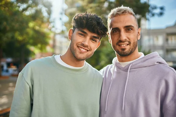 Joven Pareja Gay Sonriendo Feliz Abrazando Ciudad —  Fotos de Stock