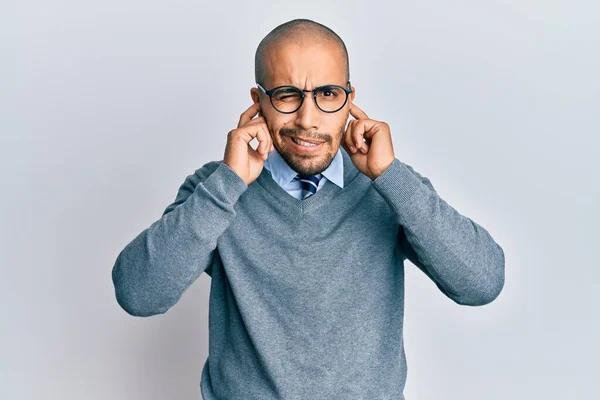 Hispanic Vuxen Man Bär Glasögon Och Business Stil Täcker Öron — Stockfoto
