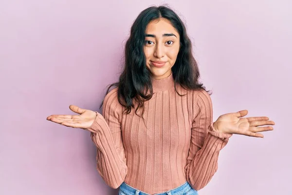 Menina Adolescente Hispânica Com Aparelho Dentário Vestindo Roupas Casuais Sem — Fotografia de Stock