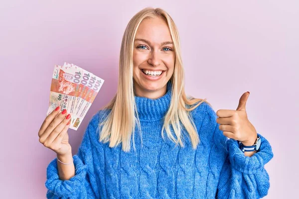 Menina Loira Jovem Segurando Hong Kong Notas Dólares Sorrindo Feliz — Fotografia de Stock