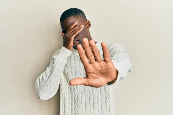 年轻的非洲裔美国人 身穿休闲服 用手捂住眼睛 以悲伤和恐惧的表情做停止动作 尴尬和消极的概念 — 图库照片
