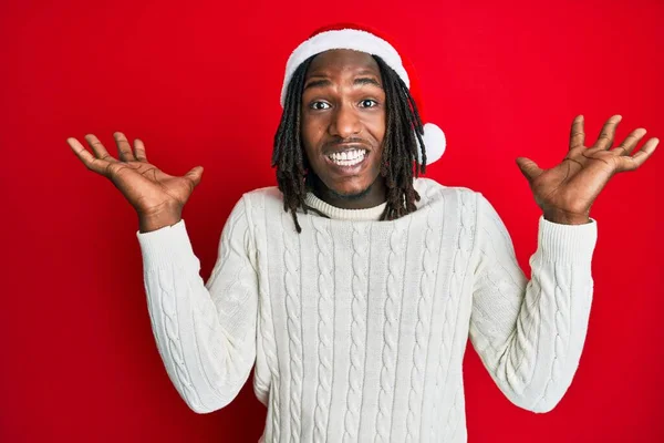 Африканский Американец Косичками Рождественской Шляпе Празднует Сумасшествие Удивляется Успеху Поднятыми — стоковое фото