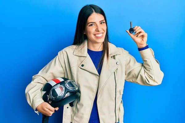 Ung Latinamerikansk Kvinna Med Motorcykelhjälm Och Nyckel Leende Med Ett — Stockfoto