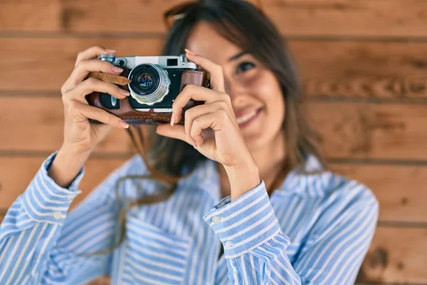 Młoda Latynoska Turystka Uśmiechnięta Szczęśliwa Używając Zabytkowej Kamery Mieście — Zdjęcie stockowe