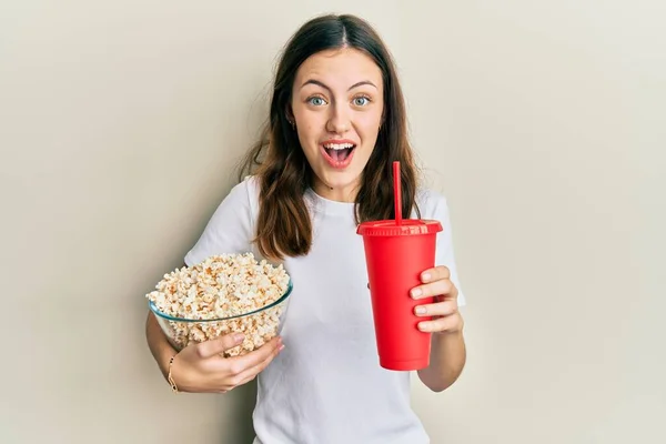 Ung Brunett Kvinna Äter Popcorn Och Dricka Läsk Rädd Och — Stockfoto