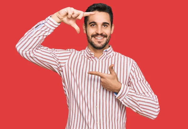 Joven Hombre Hispano Vistiendo Camisa Negocios Sonriente Haciendo Marco Con — Foto de Stock