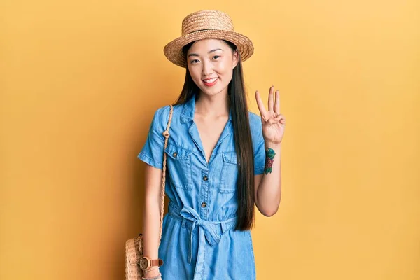 Junge Chinesin Trägt Sommermütze Und Zeigt Mit Finger Nummer Drei — Stockfoto