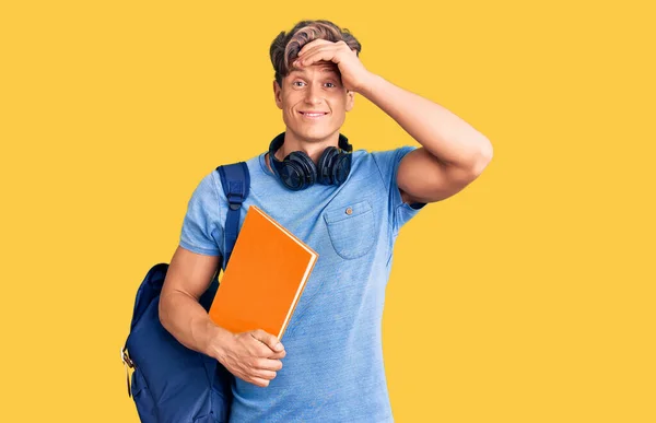 Jonge Knappe Man Draagt Student Rugzak Koptelefoon Met Boek Gestrest — Stockfoto