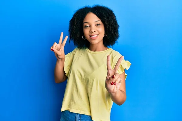 Ung Afrikansk Amerikansk Flicka Klädd Avslappnade Kläder Leende Tittar Kameran — Stockfoto
