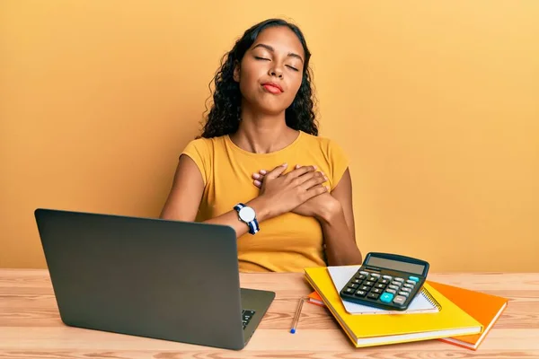 Joven Afroamericana Que Trabaja Oficina Con Laptop Calculadora Sonriendo Con —  Fotos de Stock