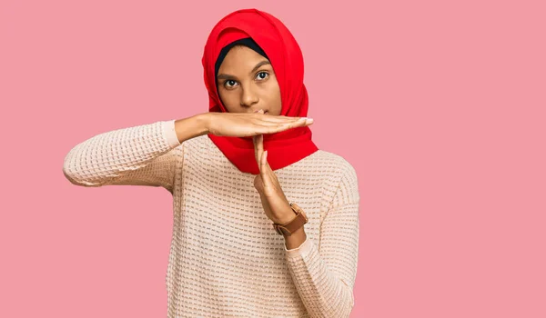 Jovem Afro Americana Vestindo Tradicional Lenço Islâmico Hijab Fazendo Tempo — Fotografia de Stock