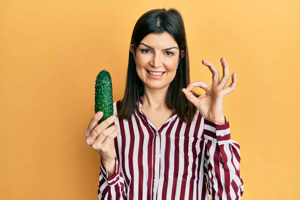 Junge Hispanische Frau Mit Gurke Macht Zeichen Mit Den Fingern — Stockfoto