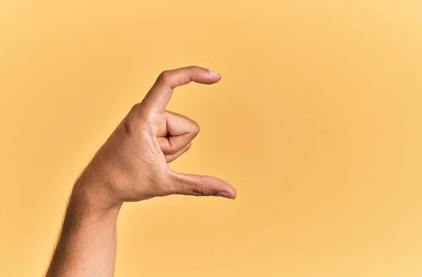 Brazo Mano Del Hombre Caucásico Sobre Fondo Aislado Amarillo Recogiendo —  Fotos de Stock