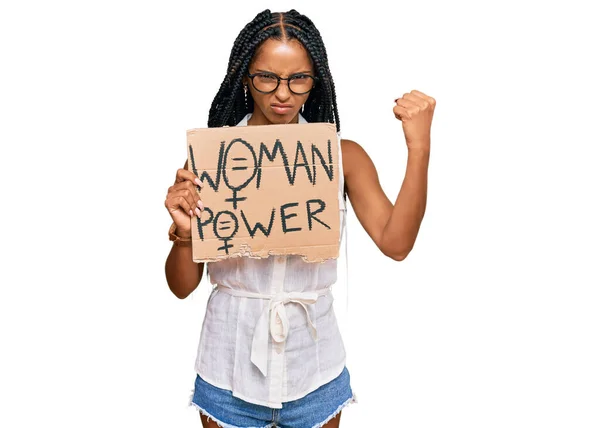 Hermosa Mujer Hispana Sosteniendo Una Pancarta Poder Mujer Molesta Frustrada — Foto de Stock
