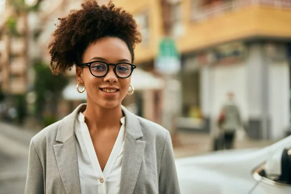 Молода Афроамериканська Комерсантка Яка Радісно Посміхається Біля Міста — стокове фото