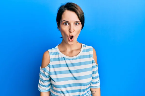 Jovem Morena Com Cabelo Curto Vestindo Camiseta Listrada Casual Assustada — Fotografia de Stock