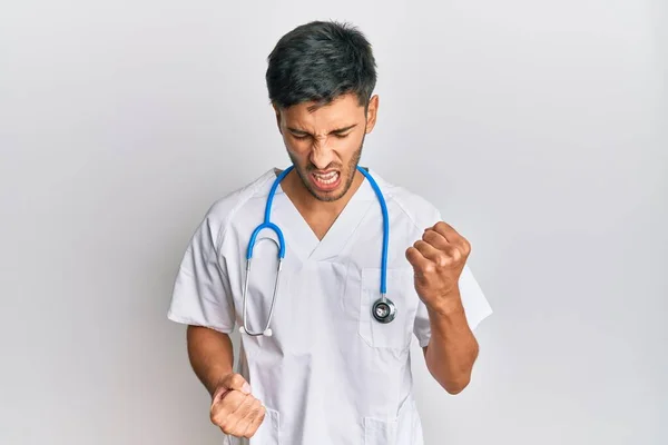 Jeune Bel Homme Portant Uniforme Médecin Stéthoscope Célébrant Surpris Étonnés — Photo