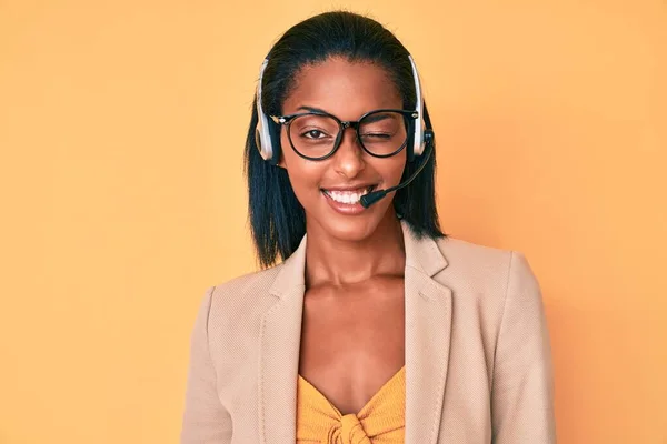 Mujer Afroamericana Joven Con Auriculares Agente Call Center Guiñando Ojo — Foto de Stock