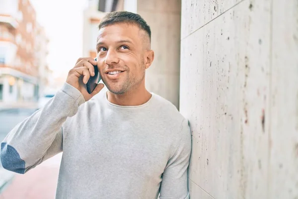 Ung Kaukasisk Man Ler Glad Prata Smartphone Staden — Stockfoto