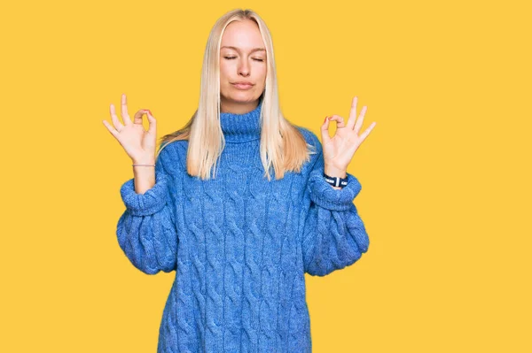 Ung Blond Flicka Bär Ull Vinter Tröja Koppla Och Ler — Stockfoto