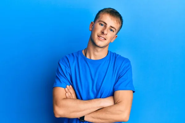 Jovem Caucasiano Vestindo Casual Azul Shirt Feliz Rosto Sorrindo Com — Fotografia de Stock
