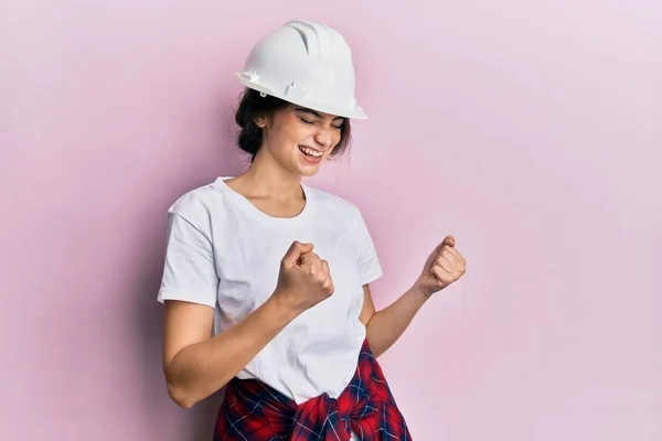 Junge Kaukasierin Mit Bollenhut Aufgeregt Über Den Erfolg Mit Erhobenen — Stockfoto