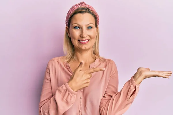 Mujer Caucásica Mediana Edad Vistiendo Ropa Casual Sorprendida Sonriendo Cámara — Foto de Stock