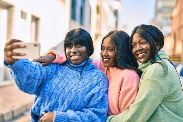 Drei Afrikanisch Amerikanische Freunde Lächeln Glücklich Und Machen Ein Selfie — Stockfoto