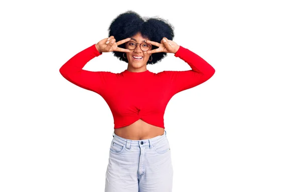 Młoda Afrykańska Dziewczyna Luźnych Ubraniach Okularach Robi Symbol Pokoju Palcami — Zdjęcie stockowe
