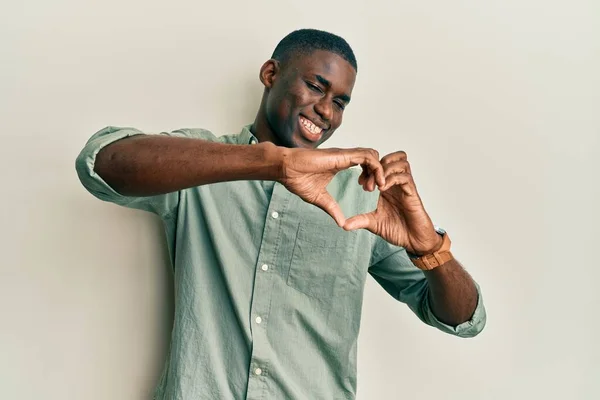 Mladý Africký Američan Nosí Ležérní Oblečení Usmívající Lásce Dělá Srdce — Stock fotografie