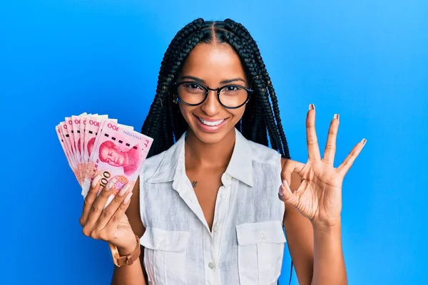 Hermosa Mujer Hispana Sosteniendo Billetes Chinos 100 Yuanes Haciendo Bien —  Fotos de Stock