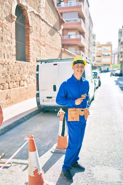 Jeune Ouvrier Hispanique Souriant Heureux Travailler Dans Rue Ville — Photo