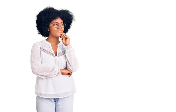 Chica Afroamericana Joven Con Ropa Casual Cara Seria Pensando Pregunta — Foto de Stock
