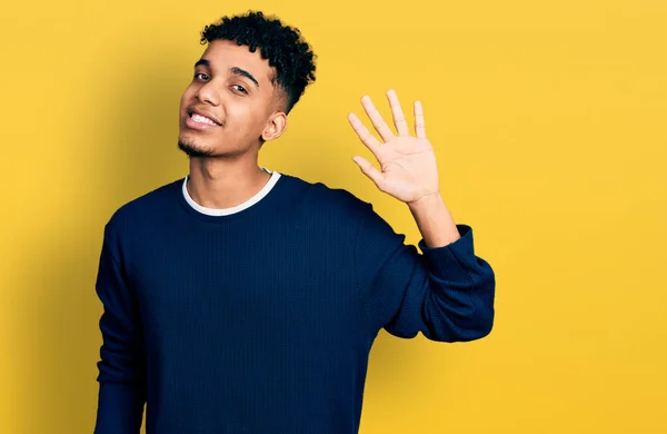 Jovem Afro Americano Vestindo Roupas Casuais Renunciando Dizendo Olá Feliz — Fotografia de Stock