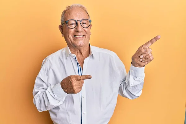 Starszy Biały Mężczyzna Ubraniach Okularach Uśmiechnięty Patrzący Kamerę Dwiema Rękami — Zdjęcie stockowe