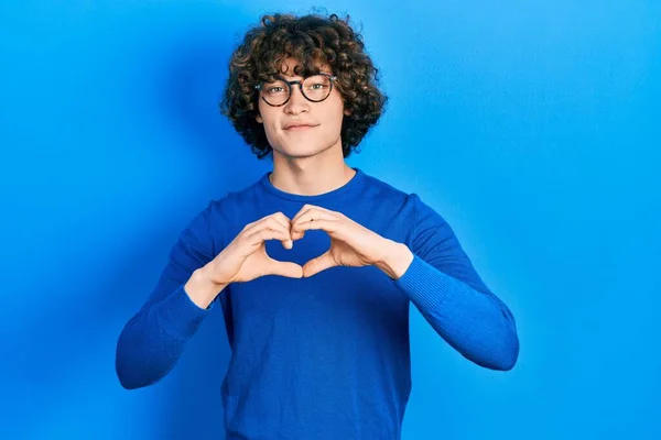 Hezký Mladý Muž Neformální Oblečení Brýle Úsměvem Lásce Dělá Srdce — Stock fotografie