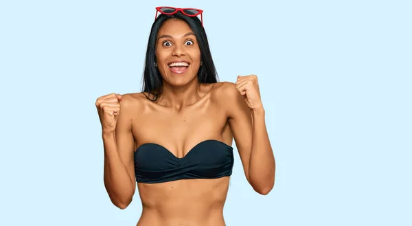 Jonge Afro Amerikaanse Vrouw Bikini Die Verrast Verbaasd Succes Viert — Stockfoto