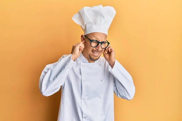 Φαλακρός Άνδρας Γενειάδα Φορώντας Επαγγελματική Στολή Μάγειρα Καλύπτοντας Αυτιά Δάχτυλα — Φωτογραφία Αρχείου