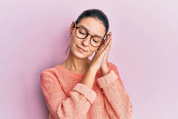 Mujer Joven Caucásica Vestida Con Ropa Casual Gafas Durmiendo Cansada — Foto de Stock