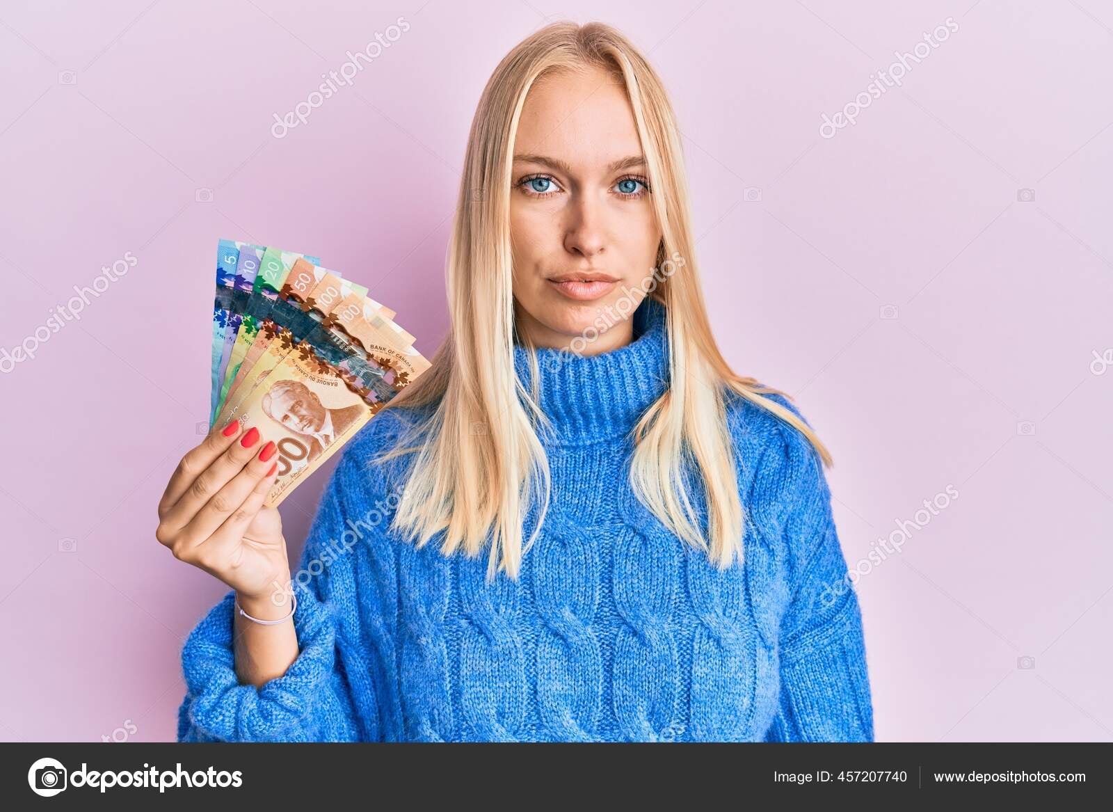 Молодая Блондинка Канадскими Долларами Расслабилась Серьезным.