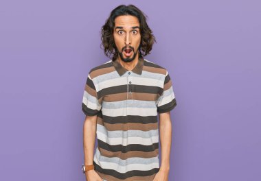 Gündelik kıyafetler giyen genç İspanyol adam şaşkınlık ve şaşkınlık dolu bir ifade, korku ve heyecanlı bir yüz ifadesiyle şoka uğramış ve korkmuştu.. 