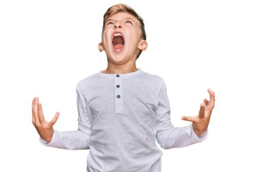 Kafkasyalı çocuk, günlük kıyafetler giyip deli gibi bağırıyor ve agresif bir ifade ve kollarla bağırıyor. hüsran kavramı. 