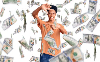 Gündelik kıyafetler giyen, gülümseyen ve mutlu yüzlü elleri ve parmakları olan genç Afro-Amerikan bir adam. yaratıcılık ve fotoğrafçılık kavramı.