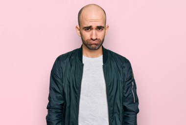 Günlük giysiler giyen genç İspanyol bir adam depresyonda ve sıkıntıdan endişe ediyor, kızgın ve korkmuş bir şekilde ağlıyor. hüzünlü ifade. 