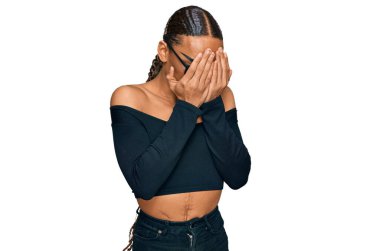 Makyaj yapan İspanyol transseksüel adam ve uzun saçlı kadın kıyafetleri giyen, ağlarken yüzünü ellerle kapatan üzgün yüzlü adam. depresyon kavramı. 