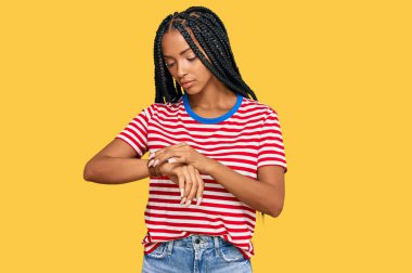 Güzel İspanyol kadın, günlük kıyafetler giyip saati kontrol ediyor. Rahat ve kendinden emin. 