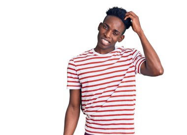 Gündelik giysiler giyen genç Afro-Amerikalı adam soru sorup kafasını karıştırıyor. Şüpheyle kararsız, kafa kafaya düşünerek. Düşünceli kavram. 